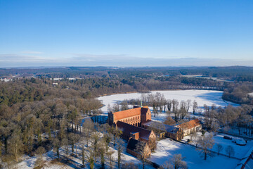 Kloster Chorin in Brandenburg im Winter von oben