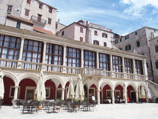 Obraz premium venetian loggia on republic square in sibenik, croatia