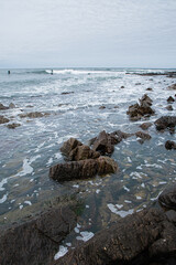 rocas en la orilla en d&iacute;a de tormenta