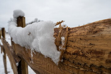 schneebedeckter Holzzaun