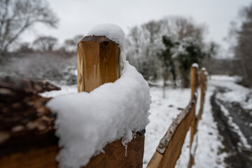 schneebedeckter Holzzaun