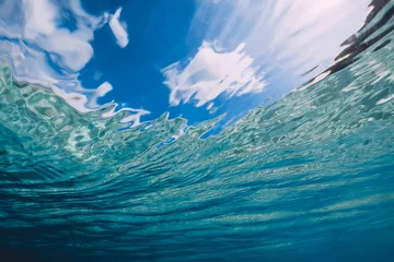 Oberfläche des Ozeans mit Himmel und Sonnenlicht unter Wasser in Hawaii © artifirsov