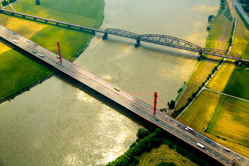Beeckerwerther Rheinbrücke der Autobahn A42 bei Duisburg in Nordrhein-Westfalen, Deutschland, 