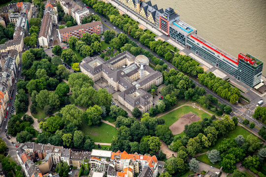 Campus- Geb&auml;ude der Fachhochschule an der Claudiusstra&szlig;e im Ortsteil Neustadt-S&uuml;d in K&ouml;ln im Bundesland Nordrhein-Westfalen, Deutschland. Weiterf&uuml;hrende Informationen bei: TH K&ouml;ln, 