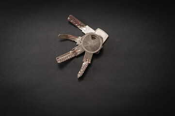 Vier Sicherheitsschlüssel angeordnet zu einem Stillleben. Alle Schlüssel sind durch falsche Handhabung verbogen. Der Hintergrund ist dunkelgrau