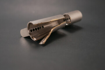 Bei einem Einbruch beschädigter Zylinder mit gezogenem Kern auf schwarzen Hintergrund