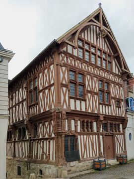 La maison de bois dite Maison du bailliage est un &eacute;difice situ&eacute; dans la ville de Joigny, dans l'Yonne en r&eacute;gion Bourgogne-Franche-Comt&eacute;. Monument historique &eacute;rig&eacute; au XVI &egrave;me si&egrave;cle.