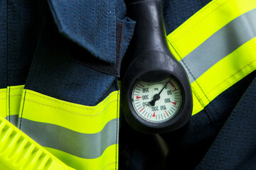 Pressure gauge for monitoring the air pressure in the cylinder