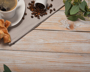 Kaffeepause ,  Holz, Background, Holzbackground, Kaffeebohnen , Frühstückstisch, Frühstück mit Brötchen, Background für Stichwort, Background für Titel, Entspannende Frühstück, Kaffeearoma