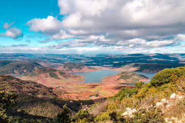 Vue sur le lac du Salagou depuis le Mont Liausson (Occitanie, France)