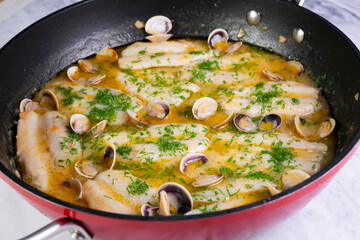 Bacaladillas con chirlas en salsa verde