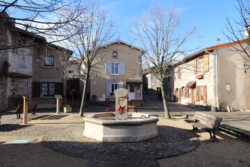 La place de l'Abbé Cougnet et sa fontaine à Saint Jean de Touslas, ville de Beauvallon, département du Rhône, France