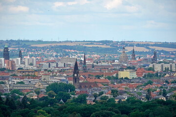 Fototapeta na wymiar Dresden Skyline mit Frauenkirche vom Elbufer aus gesehen