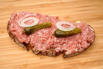 Belegtes Brot mit Hackepeter, Zwiebelmett, 