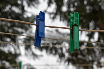 Fototapeta Plastikowe spinacze do suszenia prania na sznurku. obraz