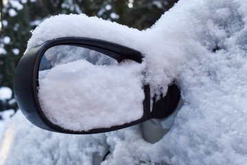 Zaśnieżone i oblodzone lusterko samochodu w czasie zimy. © Krzysztof Głowacki