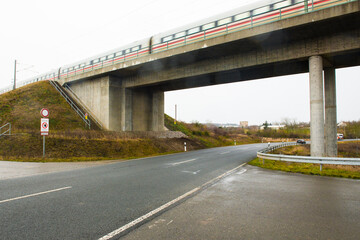 ICE fährt über Brücke