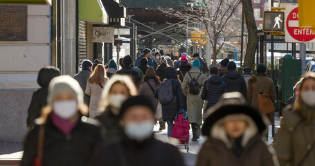 Obraz premium Crowd of people walking street wearing masks