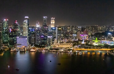 Fototapeta na wymiar Paysage urbain de nuit à Singapour