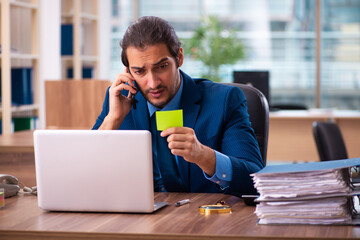 Obraz premium Young male employee working in the office