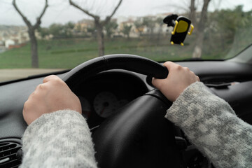 Manos sobre el volante del coche
