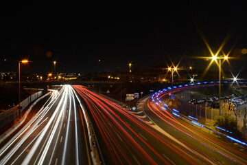 Fototapeta na wymiar Autopista de noche a larga exposición.