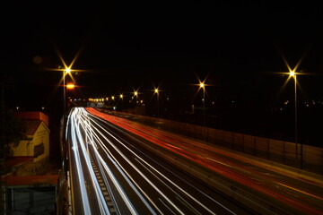 Autopista de noche a larga exposición.