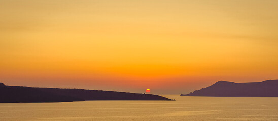 Coucher de soleil sur la Caldeira de l'île de Santorin, Grèce.