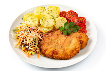 smażone filety z kurczaka z ziemniakami, surówką i pomidorem