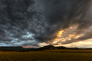 Obraz na płótnie Canvas Sturmwolken bei Sonnenuntergang
