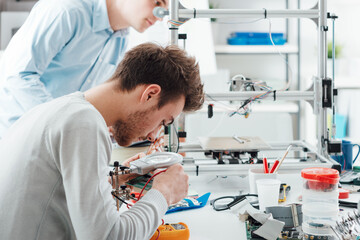 Engineering students working in the lab