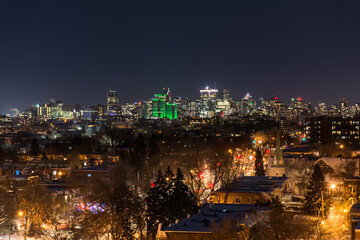 Obraz premium contrast of the old houses of eastern montreal and its modern downtown seen at night
