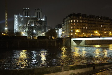 Fototapeta na wymiar Notre Dame de Paris and the Seine river during the night. 31th january 2021