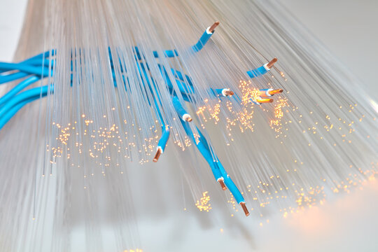 Daten lassen sich &uuml;ber Kupferkabel und Lichtleiter &uuml;bertragen.