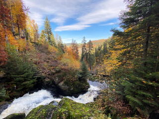 Wasserfall im Herbst