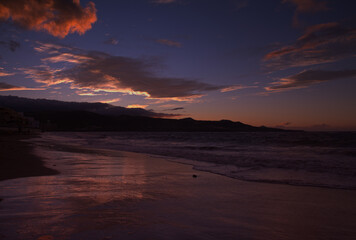 Fototapeta na wymiar Sunset on Las Canteras beach in Las Palmas de Gran Canaria 