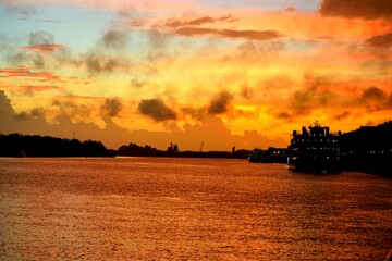 Fototapeta premium Sunrise over the river Savannah, Georgia