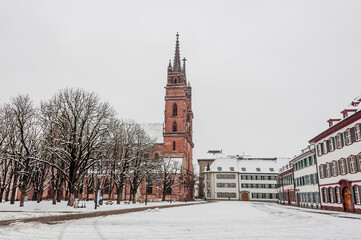 Obraz premium Basel, Münster, Münsterplatz, Brunnen, Kirche, Schnee, Schneedecke, Grossbasel, Altstadt, Altstadthäuser, Stadt, Pfalz, Kreuzgang, Rhein, Winter, Schweiz