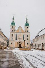 Fototapeta na wymiar Arlesheim, Dom, Arlesheimer Dom, Kirche, Domplatz, Brunnen, Dorf, Winterspaziergang, Winterwanderung, Winter, Schnee, Schneedecke, Ermitag, Birseck, Baselland, Schweiz