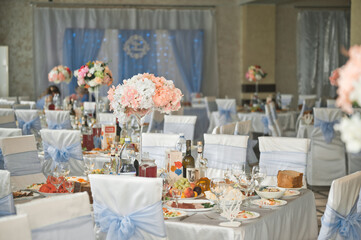 An example of decorating wedding tables with live and artificial flowers