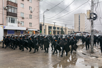 Obraz premium Police wall at a peaceful rally in the city streets