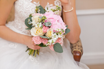 The bride is holding a wedding bouquet of pink roses 2656.