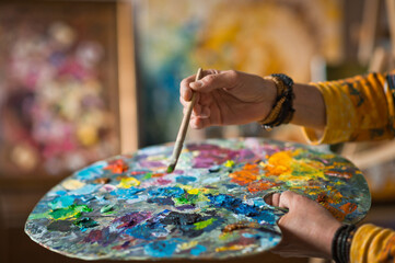 A huge palette in the hands of the artist at work 2879.