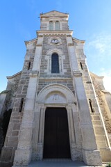 Fototapeta na wymiar L'église catholique Saint Jean Baptiste à Saint Jean de Touslas vue de l'extérieur, ville de Beauvallon, département du Rhône, France