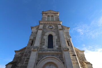 Fototapeta na wymiar L'église catholique Saint Jean Baptiste à Saint Jean de Touslas vue de l'extérieur, ville de Beauvallon, département du Rhône, France