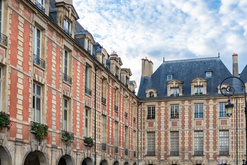 Fototapeta na wymiar Paris, place des Vosges, beautiful buildings with a public park 
