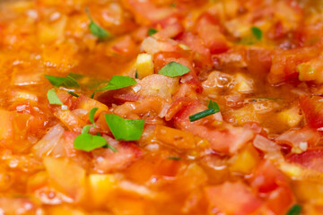 Molho de tomate com manjericão, tomate picado com manjericão, fazendo molho de tomate
