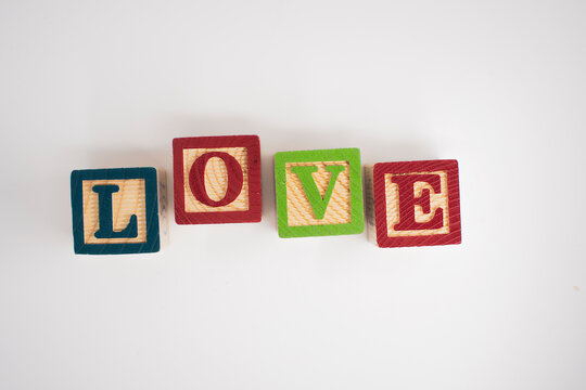 Palabra "amor" construida con bloques de madera.