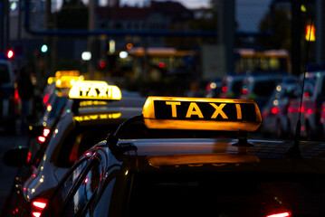 Leuchtende Taxischilder