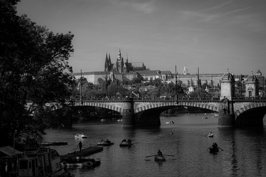 Vistas del rio de praga con el puente y el castillo en el mismo panorama